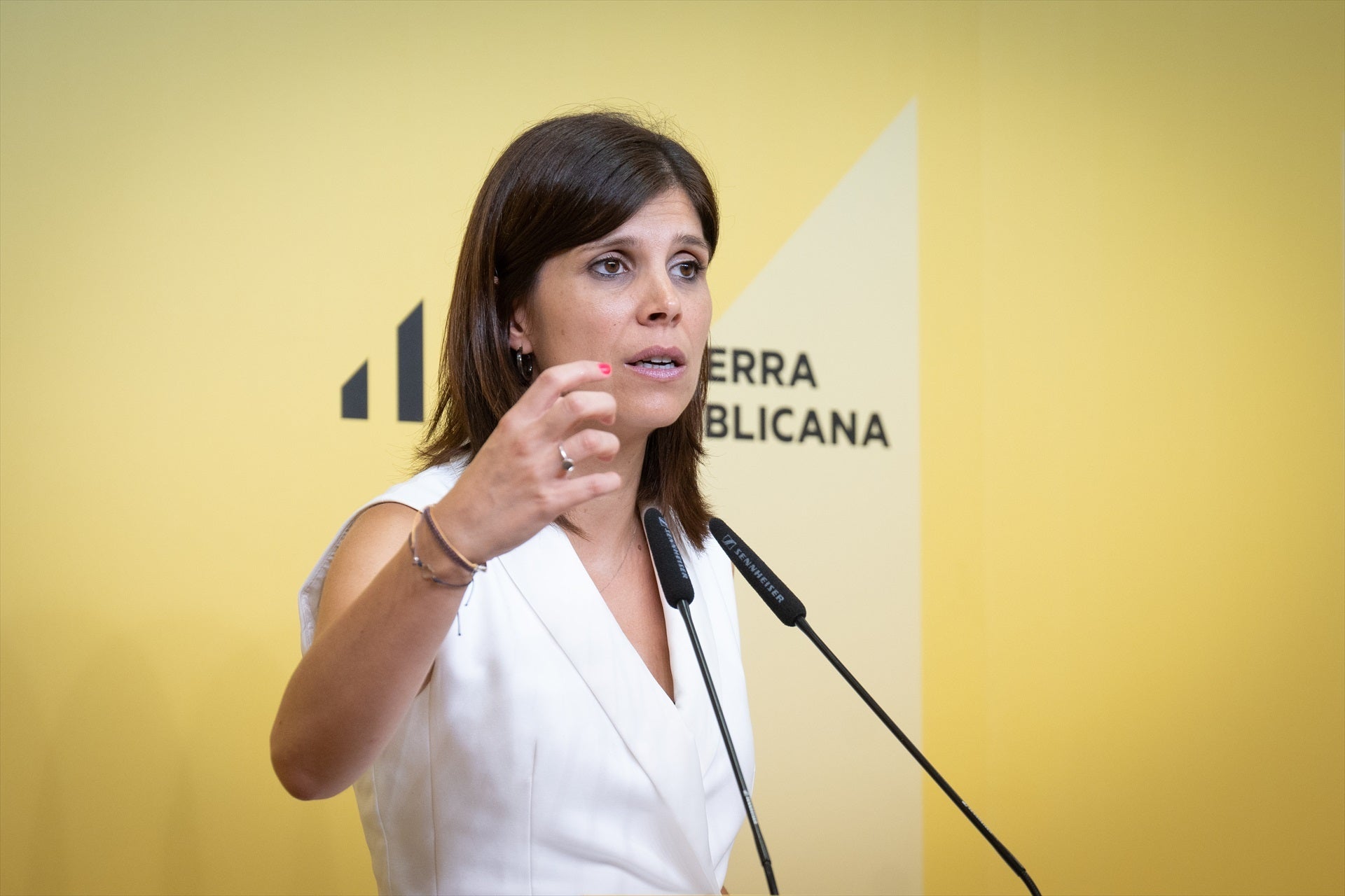 ERC promete ser "razonable, pero exigente" y avisa al PSOE de que no aceptará "chantajes" ERC promete ser "razonable, pero exigente" y avisa al PSOE de que no aceptará "chantajes"