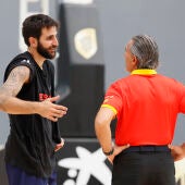 El seleccionador español de baloncesto, Sergio Scariolo, y el jugador Ricky Rubio durante los entrenamientos para el mundial de baloncesto