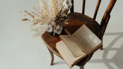 Libro en una silla Libro en una silla
