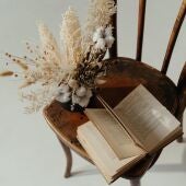 Libro en una silla 