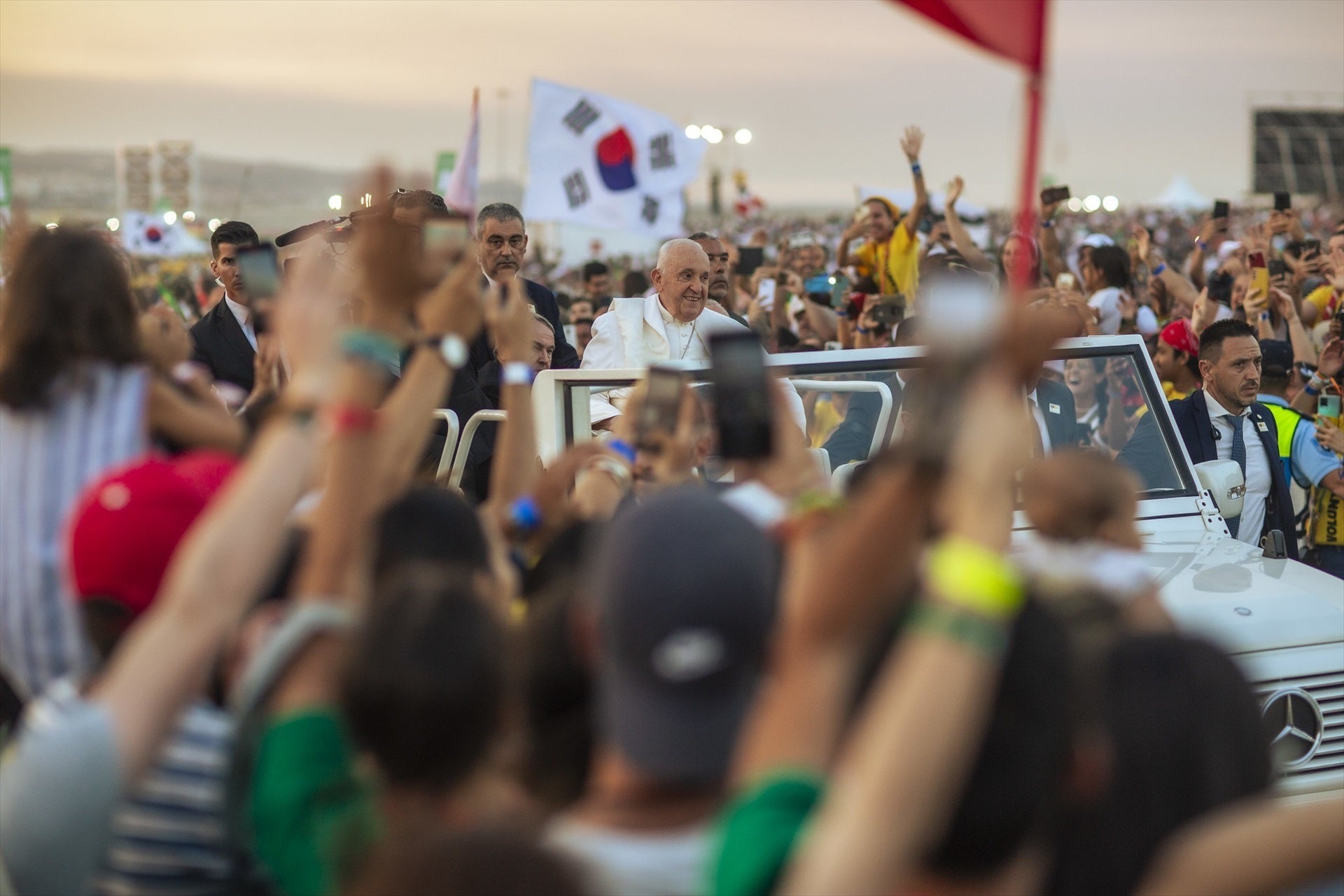 El papa cierra la JMJ de Lisboa con un fiesta con los voluntarios: "Sed surfistas del amor" El papa cierra la JMJ de Lisboa con un fiesta con los voluntarios: "Sed surfistas del amor"