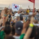 El papa cierra la JMJ de Lisboa con un fiesta con los voluntarios: "Sed surfistas del amor"