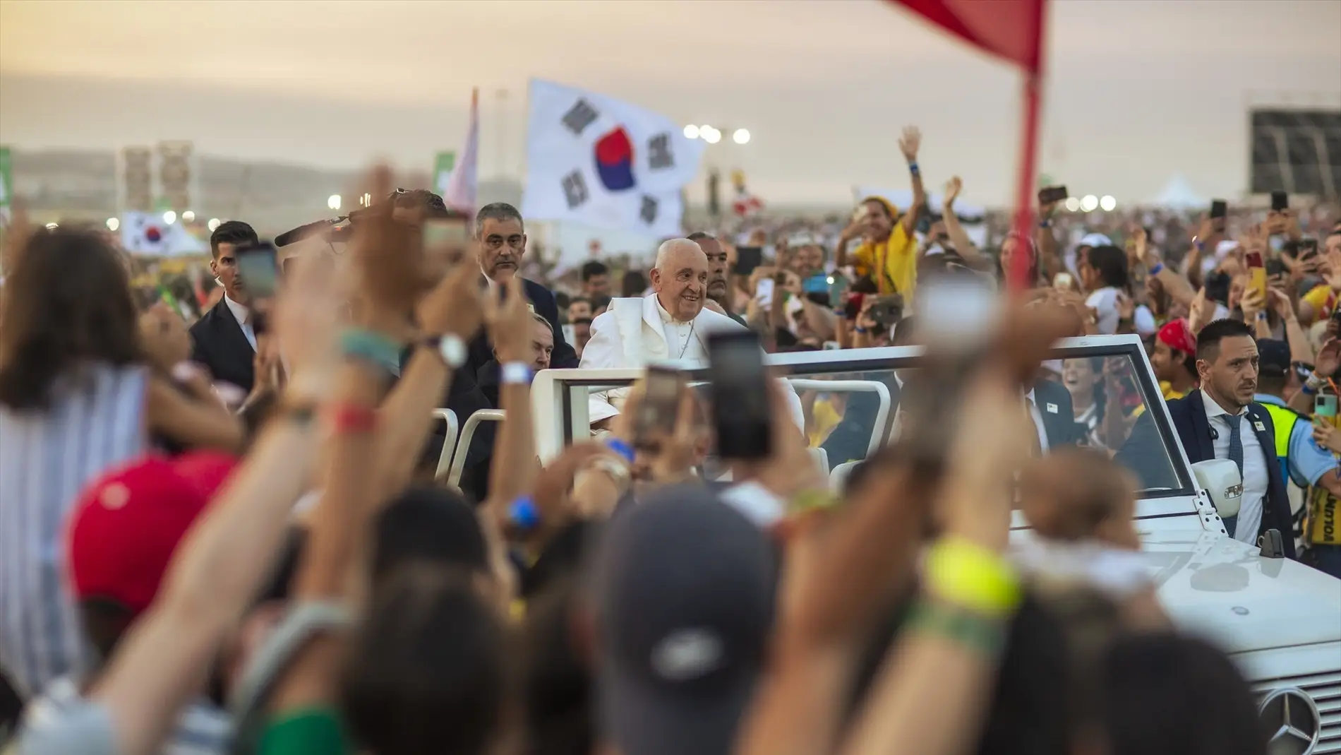 El papa cierra la JMJ de Lisboa con un fiesta con los voluntarios: "Sed surfistas del amor"
