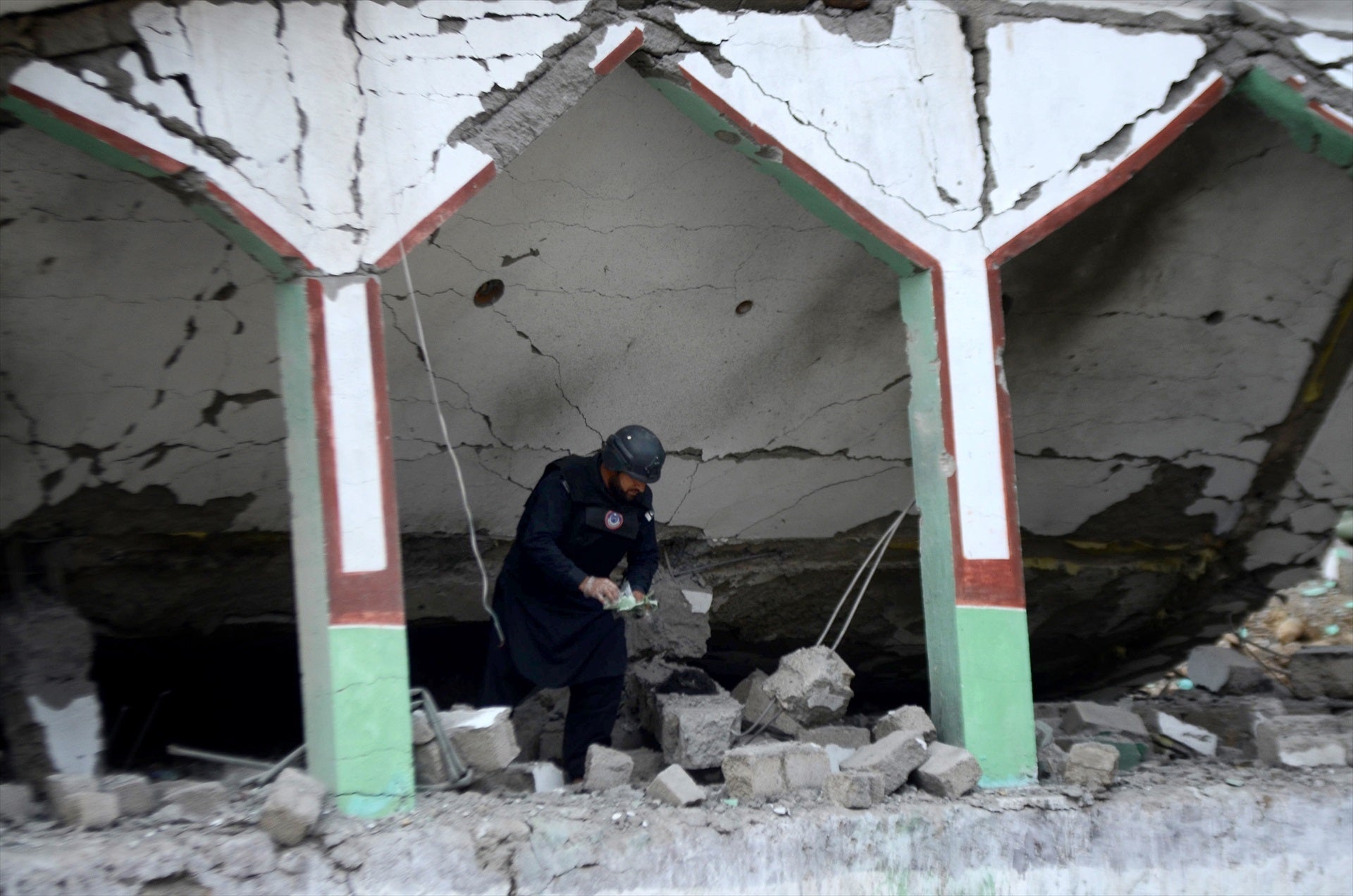 Al menos 15 muertos y 40 heridos tras descarrilar un tren en Pakistán Al menos 15 muertos y 40 heridos tras descarrilar un tren en Pakistán
