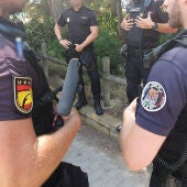Agentes de la Policía Nacional de Francia patrullan en Benidorm 