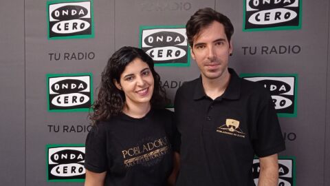 El vicvepresidente de Pobladores de Elche con la Dama de Helik&eacute; 2023, Alba Cruz