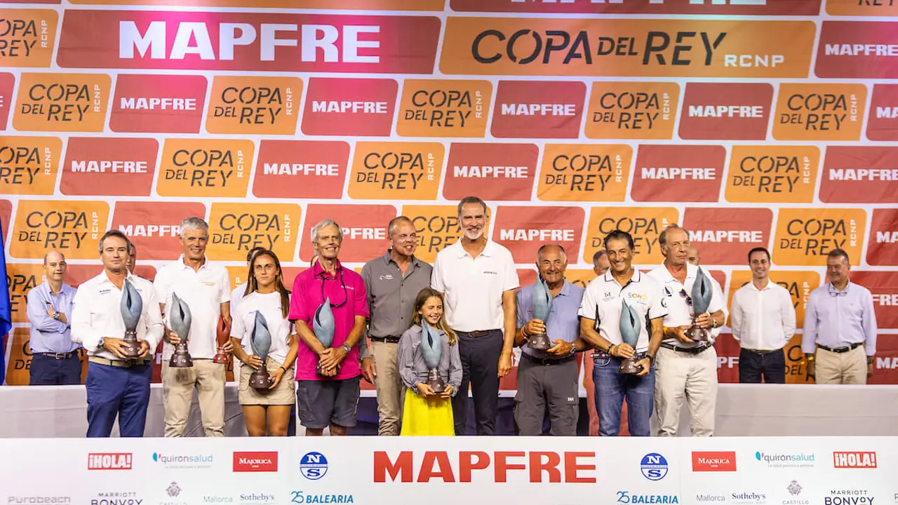 El Rey Felipe VI llega por primera vez al podio de la Copa del Rey MAPFRE de vela.