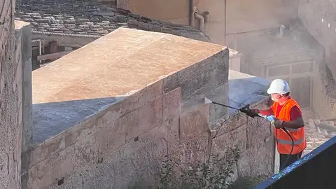 Un empleado utilizando el método de limpieza con vapor de agua. Un empleado utilizando el método de limpieza con vapor de agua.