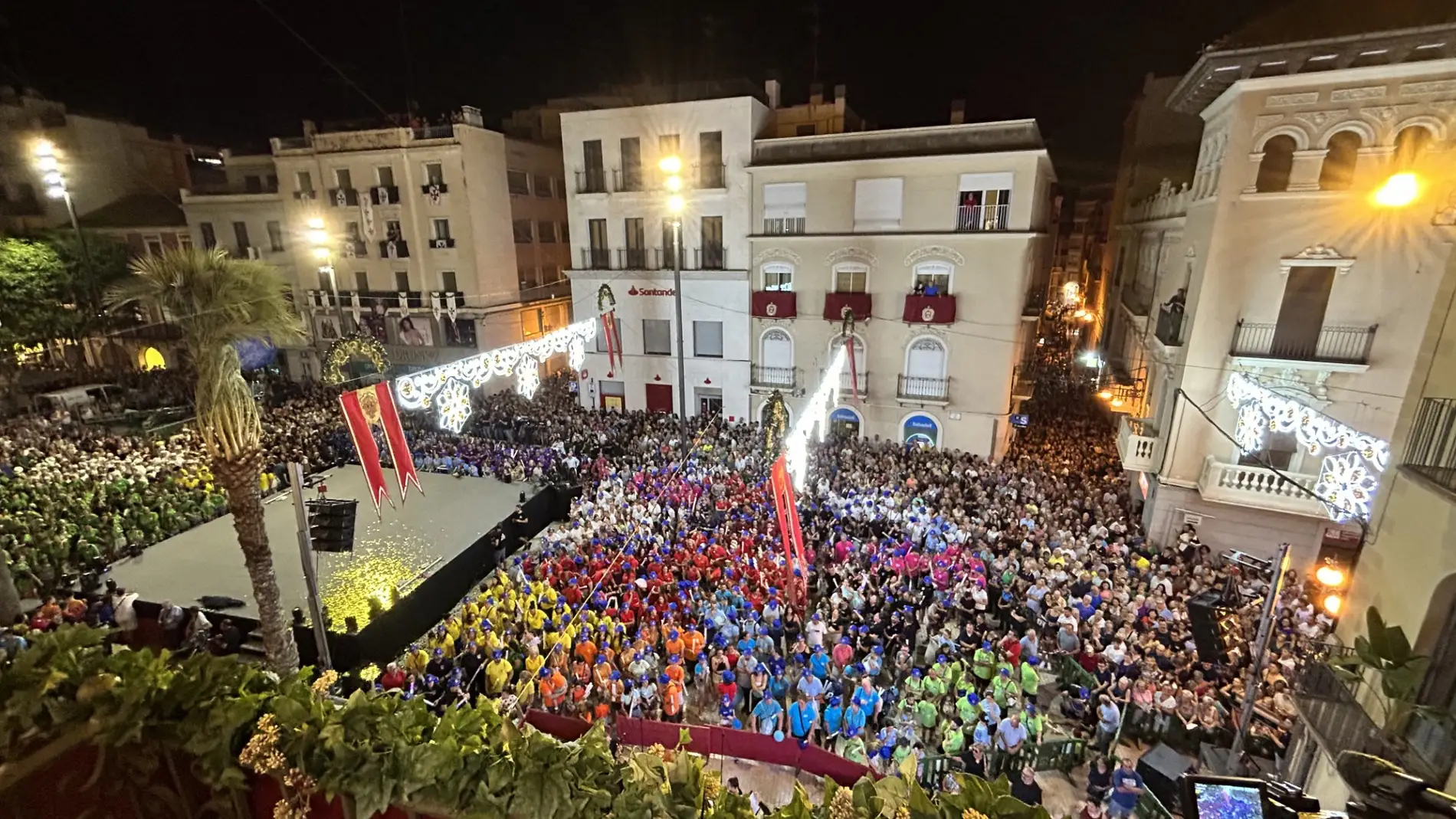La plaça de Baix de Elche abarrotado antes de un pregón de las fiestas patronales de la ciudad.