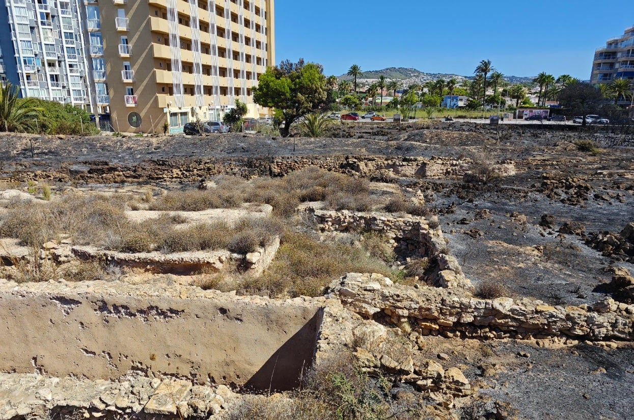 Un incendio provocado por el Castell de la Mar afecta al yacimiento romano de Baños de la Reina en Calpe Un incendio provocado por el Castell de la Mar afecta al yacimiento romano de Baños de la Reina en Calpe