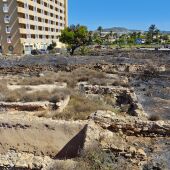 Un incendio provocado por un castillo de fuegos artificiales arrasa el yacimiento romano de Baños de la Reina en Calpe