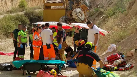 Los bomberos rescatan a un trabajador accidentado en la cantera de áridos de la Serreta Muixara de La Nucía Los bomberos rescatan a un trabajador accidentado en la cantera de áridos de la Serreta Muixara de La Nucía