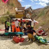 Los bomberos rescatan a un trabajador accidentado en la cantera de áridos de la Serreta Muixara de La Nucía