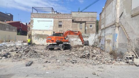 Las m&aacute;quinas ya est&aacute;n adecuando el solar en el que se ubicar&aacute; la escoleta