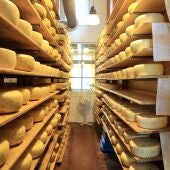 Muere un hombre en Italia tras caerle encima 15000 quesos de Grana Padano