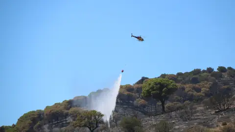 Controlat l'incendi que crema Portbou i Colera controlat Controlat l'incendi que crema Portbou i Colera controlat