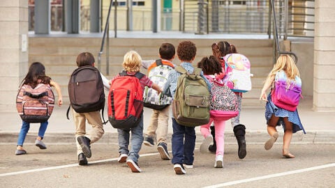 Ni&ntilde;os entrando a la escuela