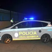Imagen de archivo de un coche patrulla de la policía local de Marbella. Imagen de archivo de un coche patrulla de la policía local de Marbella.