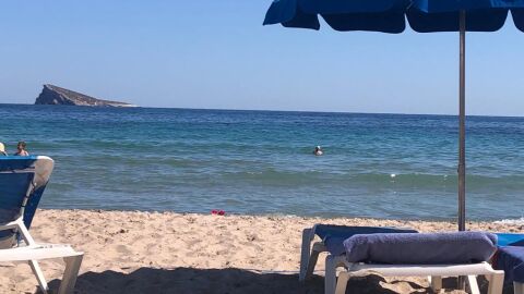 Playa de Poniente, isla de Benidorm, d&iacute;a soleado