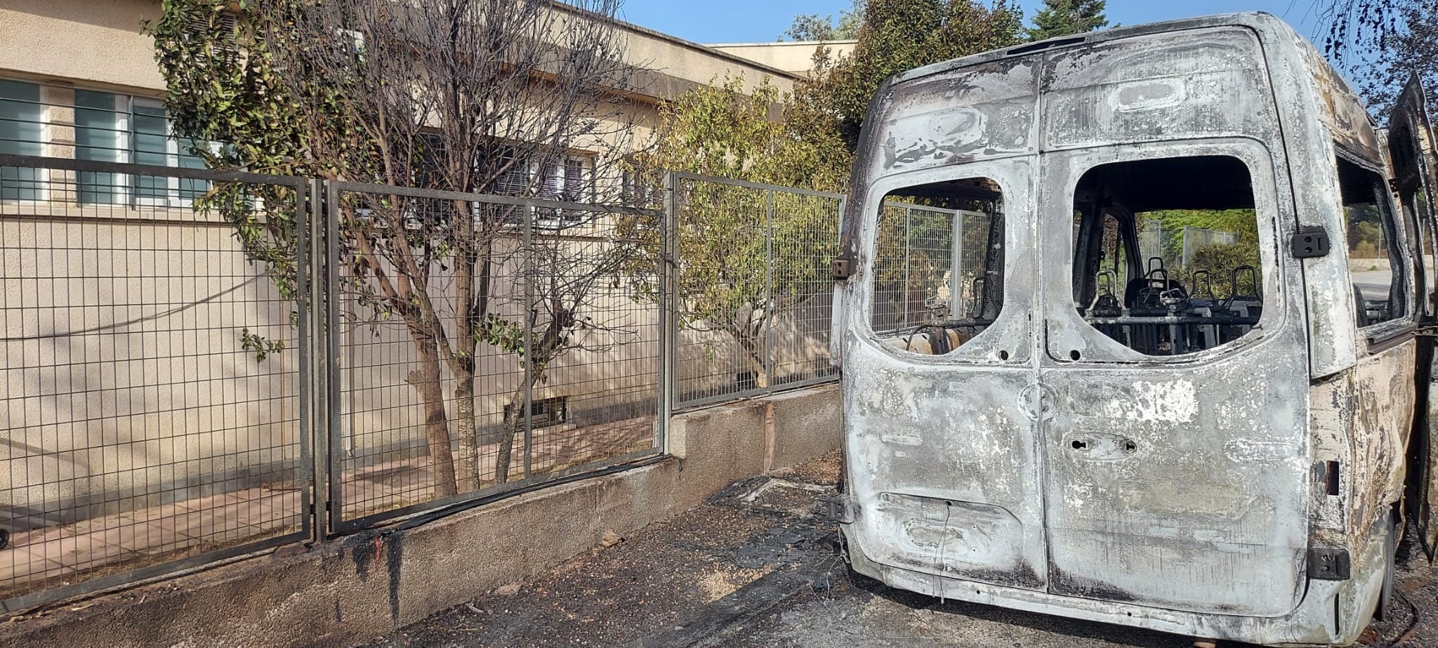 Autismo Cádiz pide ayuda: una de sus furgonetas, devastada por las llamas en Las Canteras Autismo Cádiz pide ayuda: una de sus furgonetas, devastada por las llamas en Las Canteras