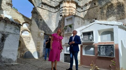 Almudena Mart&iacute;nez y Alfonso Moscoso en el cementerio de Villaluenga