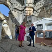 Almudena Martínez y Alfonso Moscoso en el cementerio de Villaluenga Almudena Martínez y Alfonso Moscoso en el cementerio de Villaluenga