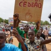 Partidarios del golpe de Estado en Níger celebrando las acciones de la junta militar