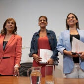 Las representantes de PSN, Geroa Bai y Contigo-Zurekin, María Chivite (c), Uxue Barkos (i) y Begoña Alfaro.
