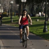 Paseante en bicicleta por Santiago de Chile 