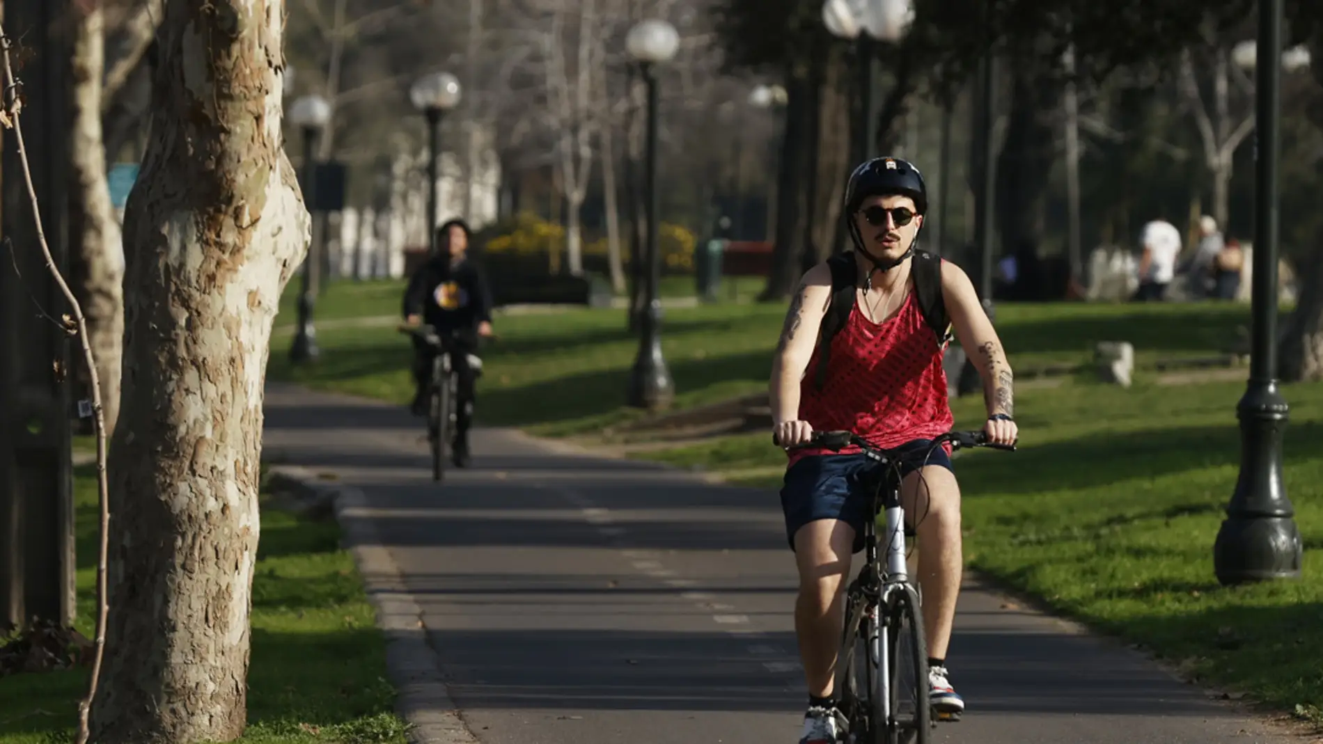 Paseante en bicicleta por Santiago de Chile 