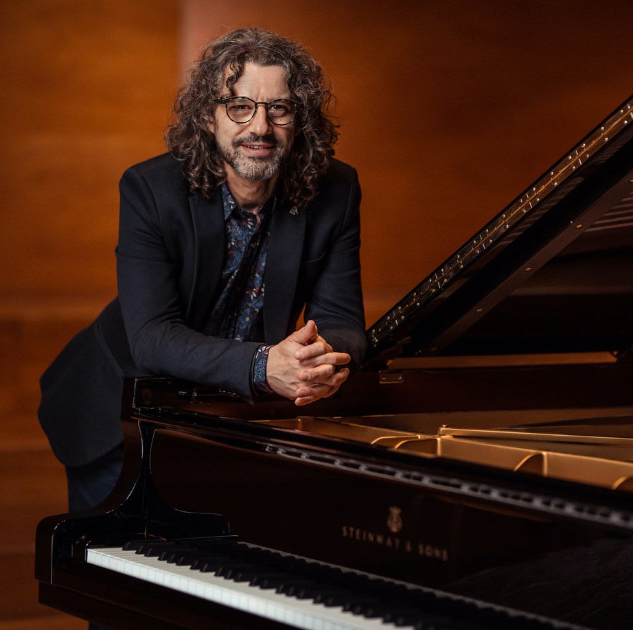 Antoni Tolmos: “El piano és una excusa per comunicar” Antoni Tolmos: “El piano és una excusa per comunicar”