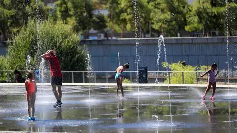 Vista de la zona de Madrid Río donde acude la gente acude a refrescarse. Vista de la zona de Madrid Río donde acude la gente acude a refrescarse.