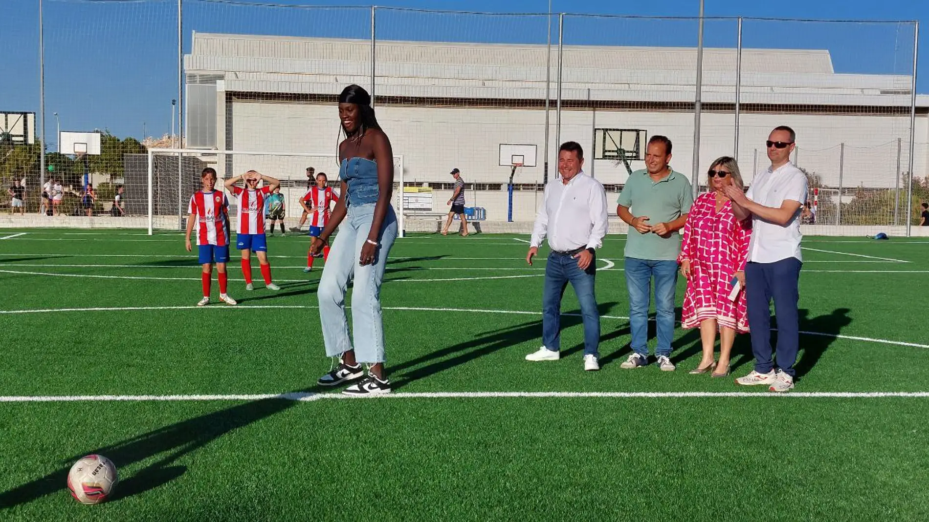 Gran Alacant estrena campo de fútbol de césped artificial en el polideportivo José Antonio Alemañ.