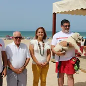 Miembros del Ayuntamiento de Chiclana y de Cruz Roja con Chui Miembros del Ayuntamiento de Chiclana y de Cruz Roja con Chui
