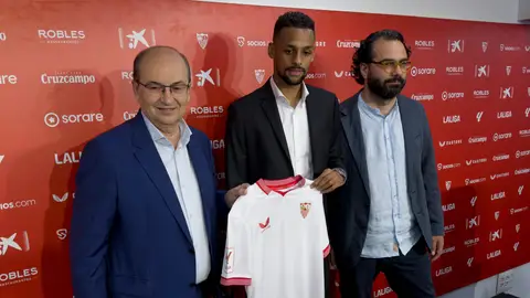 Pepe Castro y Víctor Orta acompañan a Djibril Sow en su presentación como jugador del Sevilla. Pepe Castro y Víctor Orta acompañan a Djibril Sow en su presentación como jugador del Sevilla.