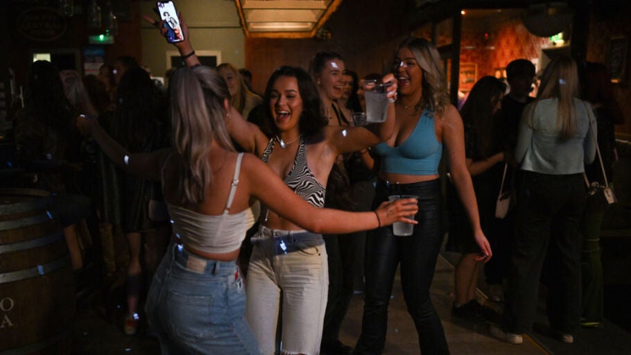 Grupo de chicas bailando en una discoteca
