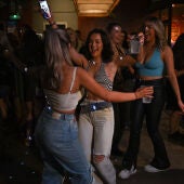 Grupo de chicas bailando en una discoteca