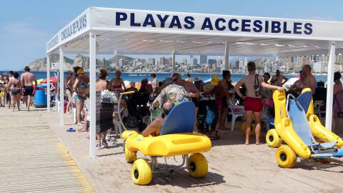 M&aacute;s de 10.000 personas utilizan los puntos accesibles de las playas de Benidorm en lo que va de a&ntilde;o