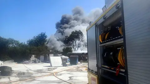 Controlado un incendio en los aledaños de polígono de Silvota, Llanera Controlado un incendio en los aledaños de polígono de Silvota, Llanera