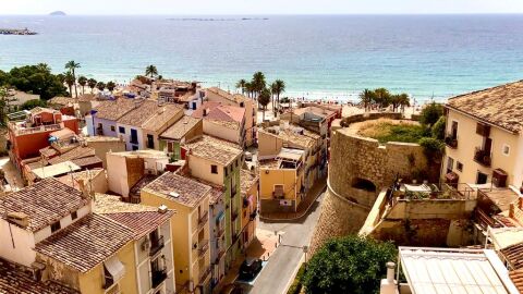 D&iacute;a soleado panor&aacute;mica casco antiguo Villajoyosa