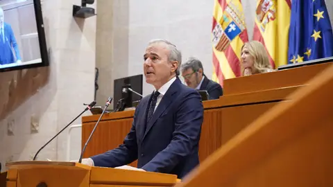 Jorge Azcón, durante su intervención en la primera sesión del debate de investidura Azcón propone rebajas fiscales y pactos