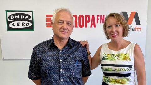 El director de la Fundaci&oacute;n Instituto Astron&oacute;mico de Mallorca, Salvador S&aacute;nchez, junto a Elka Dimitrova en Onda Cero Mallorca