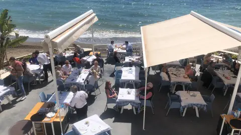 Imagen de archivo de turistas en un establecimiento de playa en Marbella Imagen de archivo de turistas en un establecimiento de playa en Marbella
