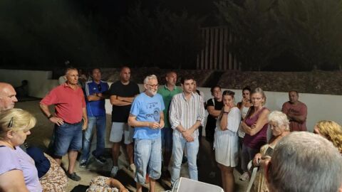 Juan Antonio Garc&iacute;a Alcalde de Bonares junto a los vecinos alojados en el polideportivo de Bonares