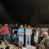 Juan Antonio García Alcalde de Bonares junto a los vecinos alojados en el polideportivo de Bonares Juan Antonio García Alcalde de Bonares junto a los vecinos alojados en el polideportivo de Bonares