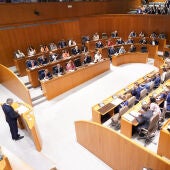 Los grupos parlamentarios han valorado la intervención del candidato Azcón