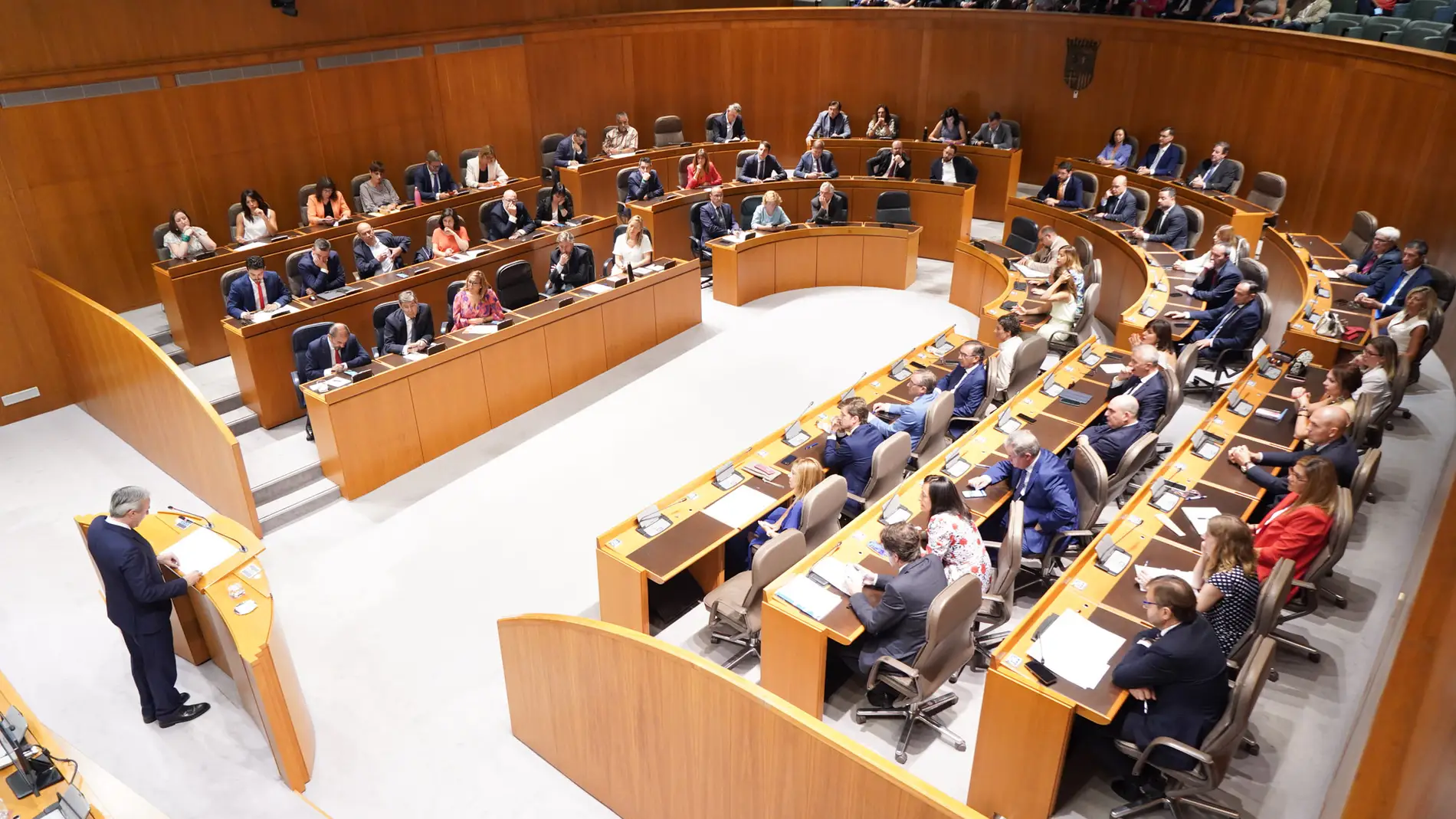 Los grupos parlamentarios han valorado la intervención del candidato Azcón
