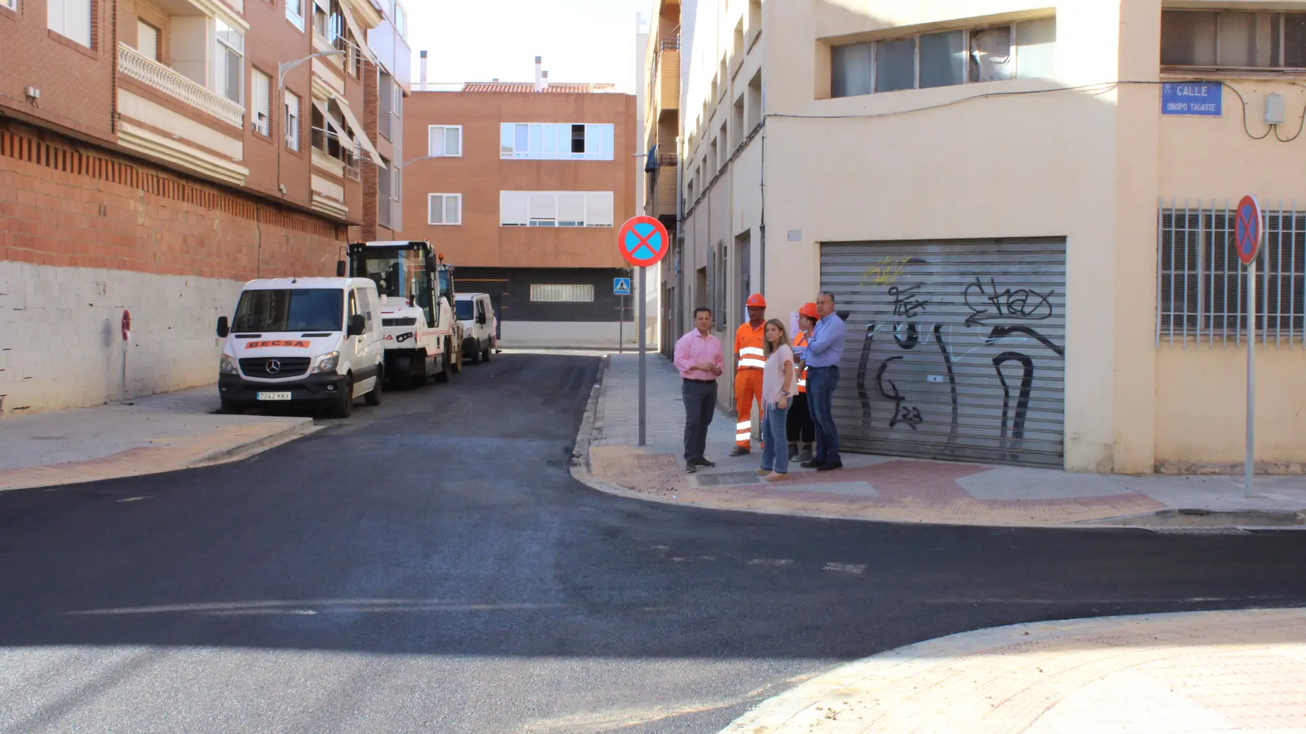Manuel Serrano visita los trabajos de asfaltado que han mejorado el firme en nueve calles de la ciudad