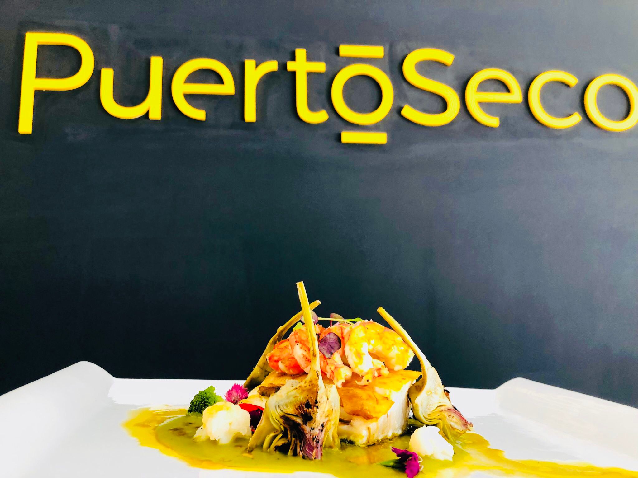 Bacalao con verduras, salsa verde y langostinos Bacalao con verduras, salsa verde y langostinos