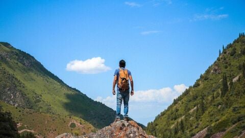 Hombre en mitad de la monta&ntilde;a